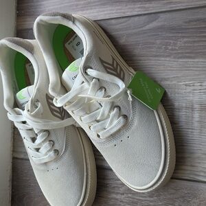 NWT Men's Cariuma Shoes. "NAIOCA" shoes come in Off White/VNT Grey. Cleanest!!!